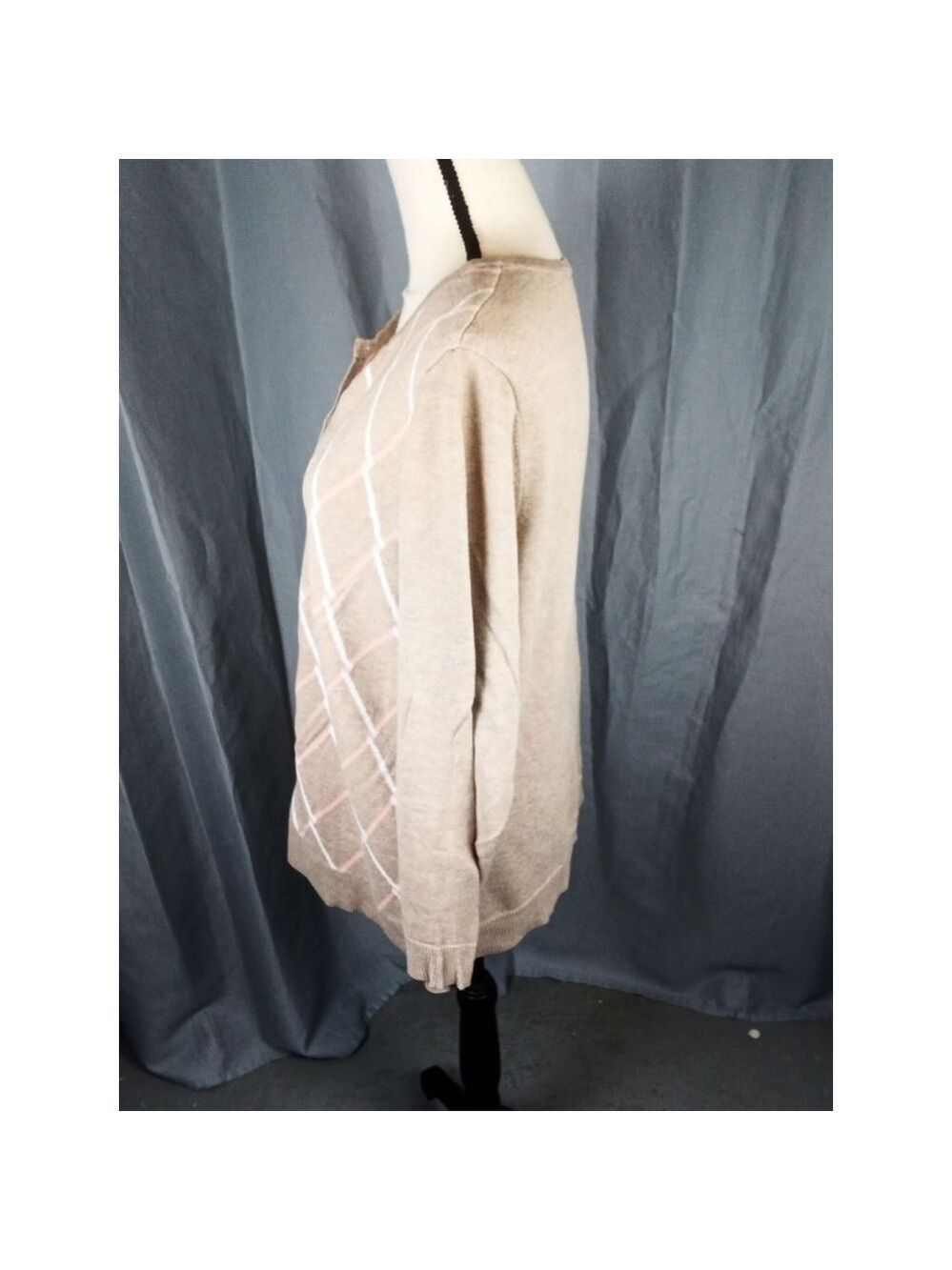 Women's Croft & Barrow Plus 1X Beige Pink Argyle Button Cardigan - Picture 2 of 4